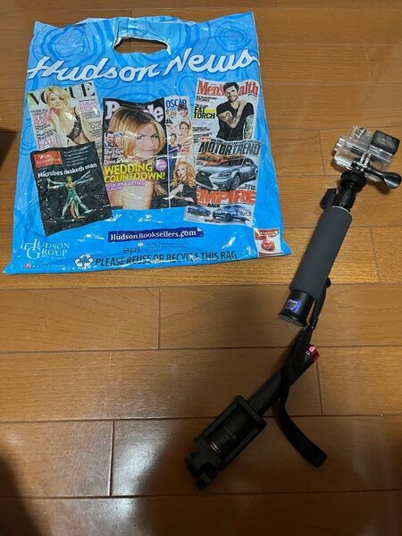 外国雑誌デザインビニル袋とほぼ汚れなしVelbon ULTRA STICK SELFIE とMUSONアクションカメラ
