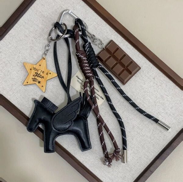 キーホルダー じゃらじゃら チョコ 黒 星 かばん 鍵 カラビナ チャーム バッグチャーム ブラック バッグ 存在感 可愛い 新品
