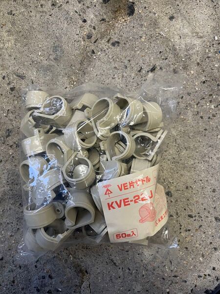 未来工業 VE片サドル KVE-22J ベージュ JIS品 VE22mm用 塩ビパイプ 50個入り