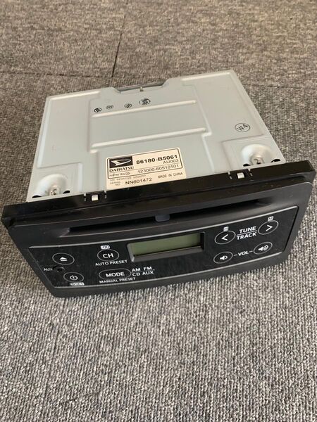 DAIHATSUダイハツハイゼットカーゴS331V純正カーステレオ86180-B5061関連 カーオーディオ CDプレーヤー321