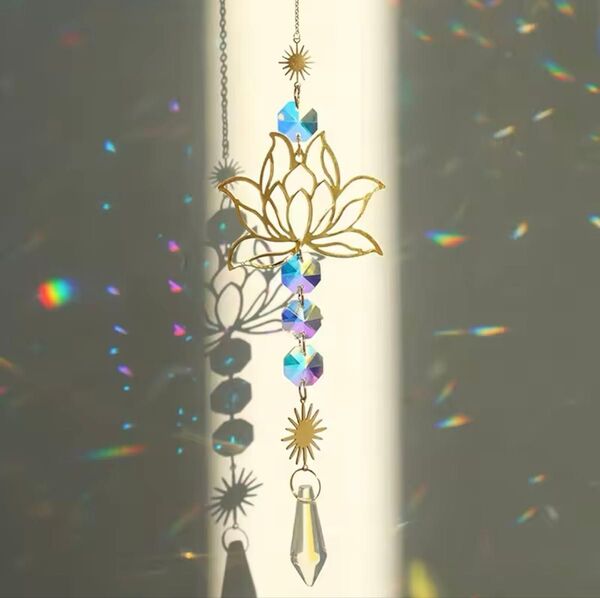 サンキャッチャー 蓮の花 クリスタルガラス 虹色 インテリア