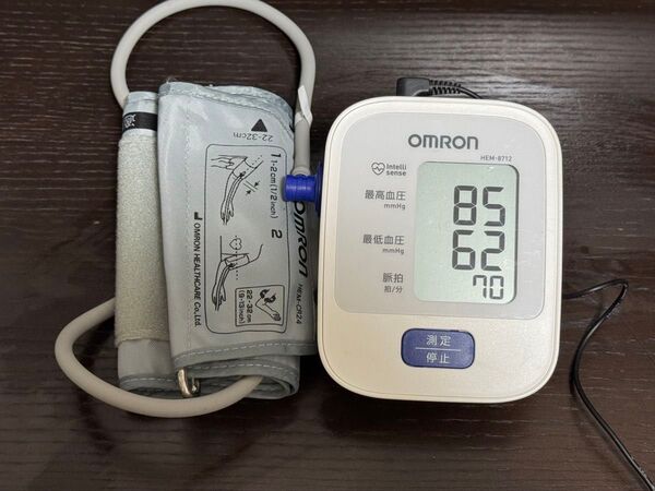 美品 オムロン 上腕式血圧計 OMRON HEM−8712 血圧計
