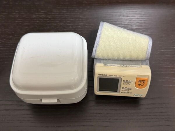 OMRON HEM-609 ファジイ 手首式血圧計