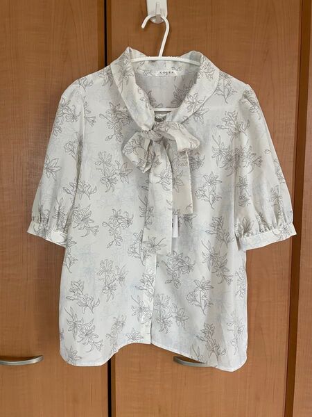 新品 コルザ COLZA 五分袖ボウタイブラウス 花柄ブラウス リボン付き M