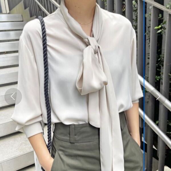 Spick & Span 新品未使用 タグ付き バックサテンボウタイブラウス ナチュラル