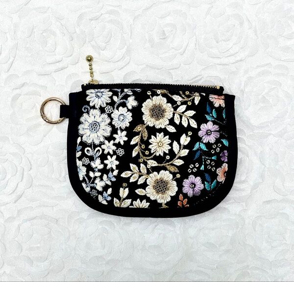 フラットポーチ☆3種のインド刺繍リボン☆ブラック☆吊り下げ可能なカラビナリング付き☆ハンドメイド