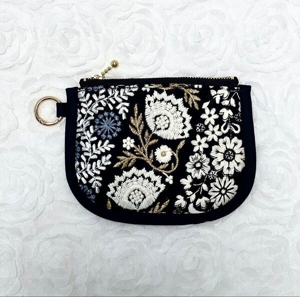 フラットポーチ☆3種のインド刺繍リボン☆ブラック☆吊り下げ可能なカラビナリング付き☆ハンドメイド