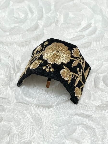 ポニーフック☆インド刺繍リボン☆ブラック&ゴールド☆ハンドメイド