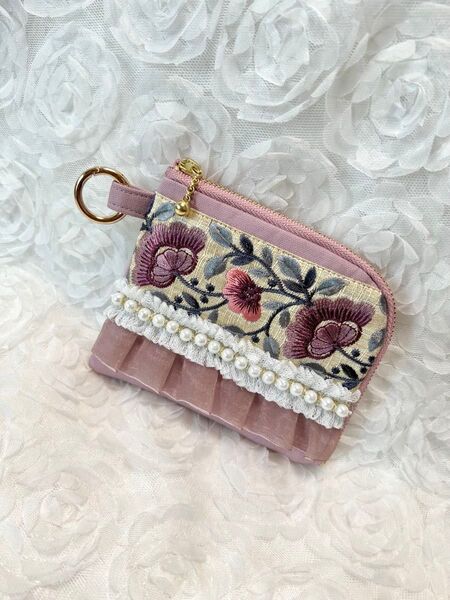 多目的L字ファスナーミニポーチ☆ インド刺繍リボン&パールフリル☆撥水加工生地☆くすみピンク☆お財布や小物入れに☆ハンドメイド