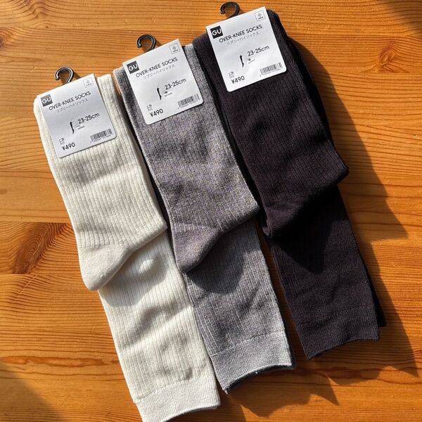 GUジーユー リブニーハイソックス3足セット♪ OVER-KNEESOCKS23-25cmオフ白 黒グレー