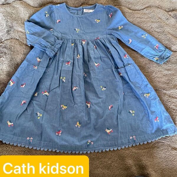 かわいいCath Kidston キッズ デニムワンピース 120cm キャスキッドソン ネイビー ワンピース ローラーシューズ柄