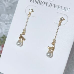 猫とパールが揺れるピアス ゴールド