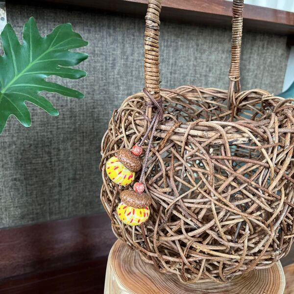 かごバッグに どんぐりチャーム ハンドメイド