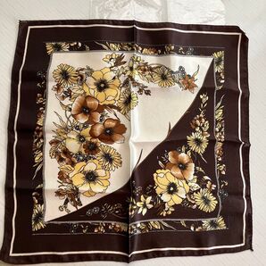 花柄スカーフ ブラウン レトロ 開封品 中古品 傷汚れなし 折れあり ハンカチ 材質不明 メーカー不明