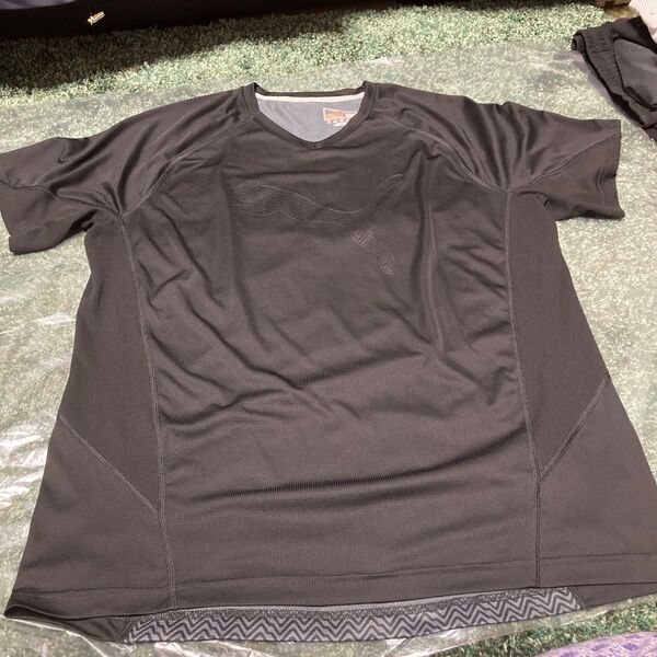 大きなサイズ PUMA Tシャツ Vネック ブラック メンズ メッシュ 控えめなプーマロゴ X X L 背面グレー スポーツデポ