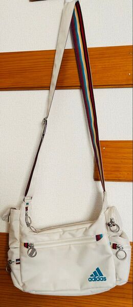 美品♪adidas 便利なポケットいっぱい ショルダーバッグ