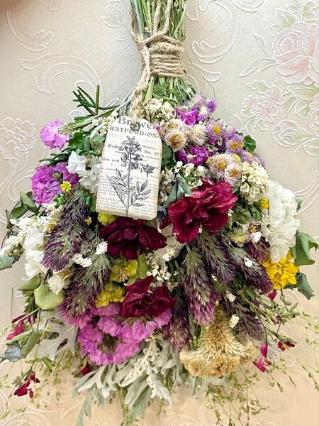 カーネーション花言葉「感動」(*´`*)ドライフラワー・やや大きめ花束・スワッグ・ブーケ・スプレー済・約30㎝・ハンドメイド・手芸