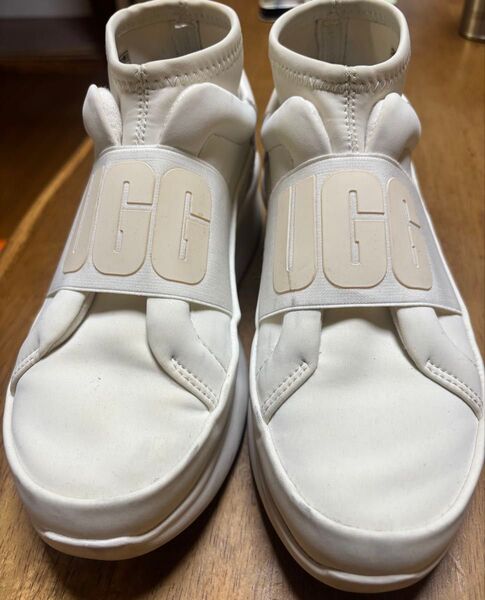 UGGハイカットスニーカー