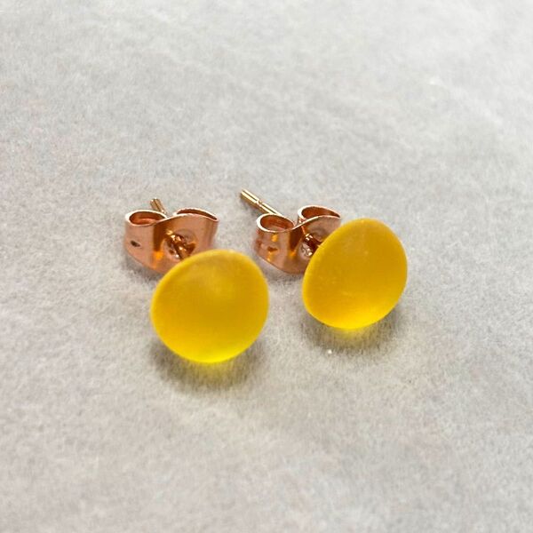 summer SALE。handmade★キレイなカボーションピアス『イエロー系』サージカルステンレスピアス ピンクゴールド
