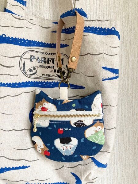 ハンドメイド ネコちゃん型ぺたんこポーチ☆おにぎりリスネイビー☆ ICカード入れ・キーケース