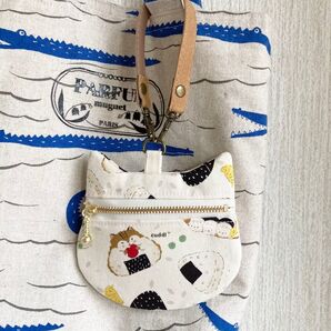 かさハンドメイド ネコちゃん型ぺたんこポーチ☆おにぎりリスナチュラル☆ ICカード入れ・キーケース