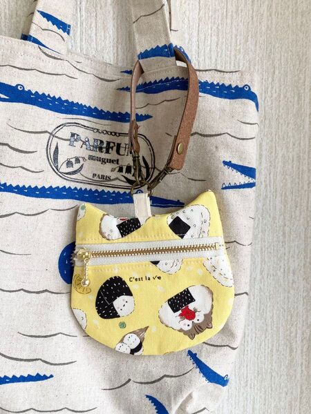 ハンドメイド ネコちゃん型ぺたんこポーチ☆おにぎりリスイエロー☆ ICカード入れ・キーケース