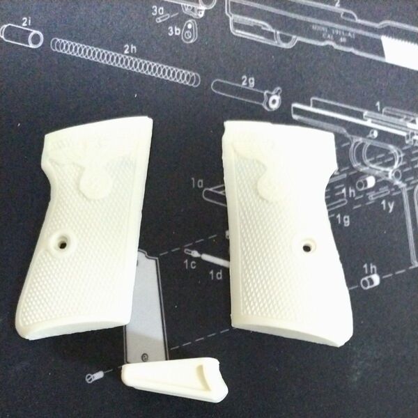 ワルサーPPK ホワイト グリップとマガジンバンパー
