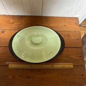 グリーンの蓋付き容器