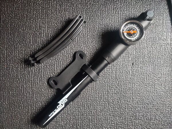 GIYO 携帯ポンプ ゲージ付き 自転車 空気入れ