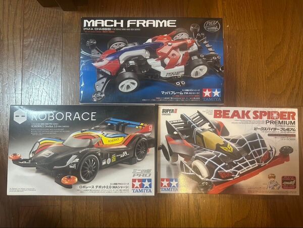 マッハフレーム、ビークスパイダー プレミアム、ロボレースの3つのミニ四駆キットセット。
