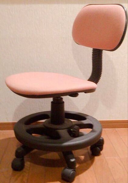 ピンクの布製回転椅子
