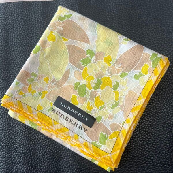 【BURBERRY・バーバリー・ハンカチ】49cm・黄色・花柄・可愛い ブランドハンカチ・ 綿100