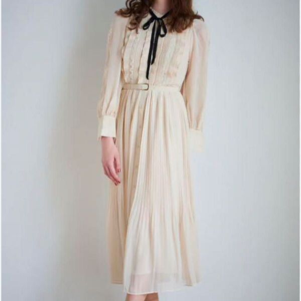 美品◆Estella.k エステラケー ボウタイ プリーツ ワンピースアイボリー