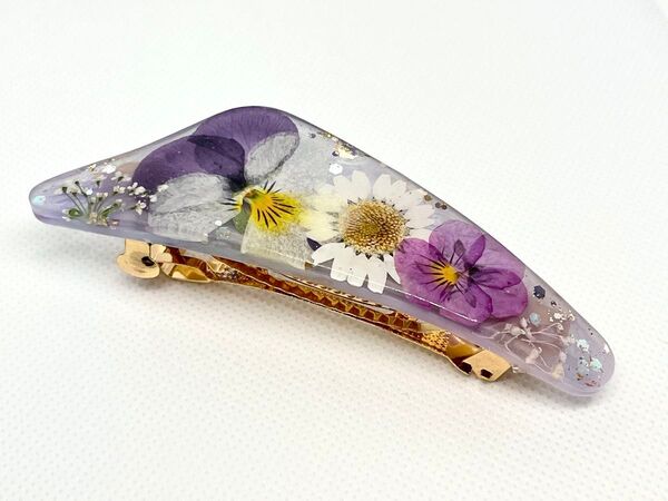 113 ハンドメイド レジン ビオラ 【訳あり】 ヘアアクセサリー バレッタ 髪留め ドライフラワー 本物のお花入り