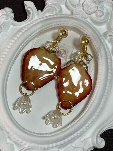 ハンドメイド イチゴとすずらんのイヤリング ドライフルーツ いちご