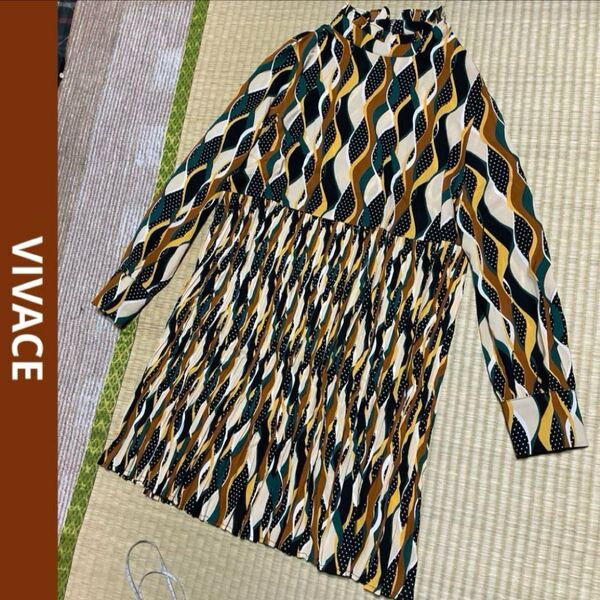 クボ VIVACE ヴィヴァーチェ ギャザーハイネック レトロ柄 プリーツワンピース 長袖 薄手 m l マルチカラー レディース