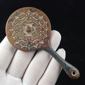 骨董品 青銅器 紅斑緑さび 手彫り コウモリ紋 小型手鏡 銅鏡 唐鏡