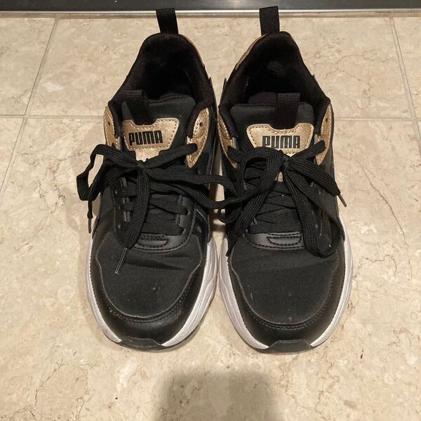 PUMAスニーカー