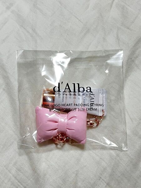 d'Alba ピンクロゴハート型パディングキーホルダー&ミニトーンアップサンクリーム