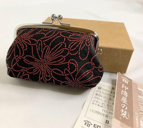 【M&M】未使用 甲州印伝 印傳屋 INDEN-YA 印伝 ミニ がま口 財布 鹿革 黒地 赤漆 線菊小柄 箱 栞付き