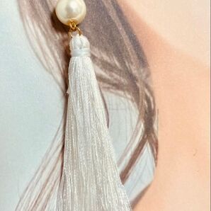 パール×タッセルピアス ホワイト
