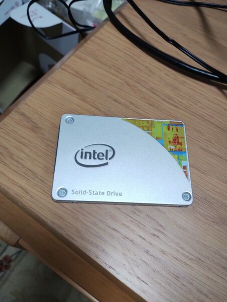 新品同様 ポスト投函 発送 Intel 240GB SSD 2.5inch SATA 使用時間 84時間