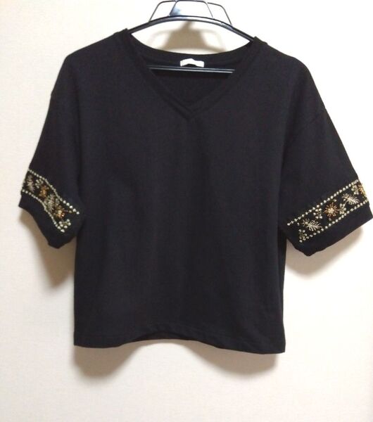 GU VネックTシャツ 刺繍入り ブラック S