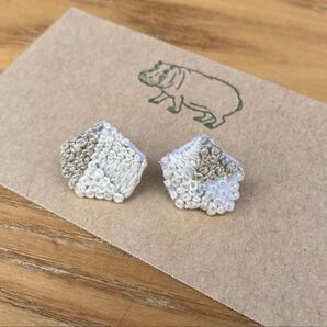 刺繍ピアス -五角- つぶつぶ ビーズ