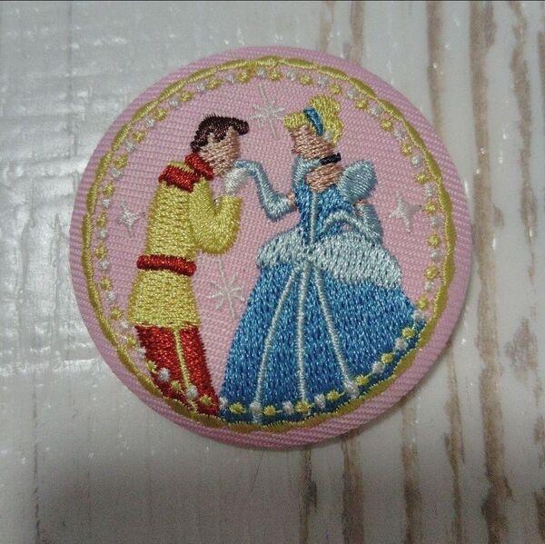 ディズニーキャラクター 刺繍缶バッジ