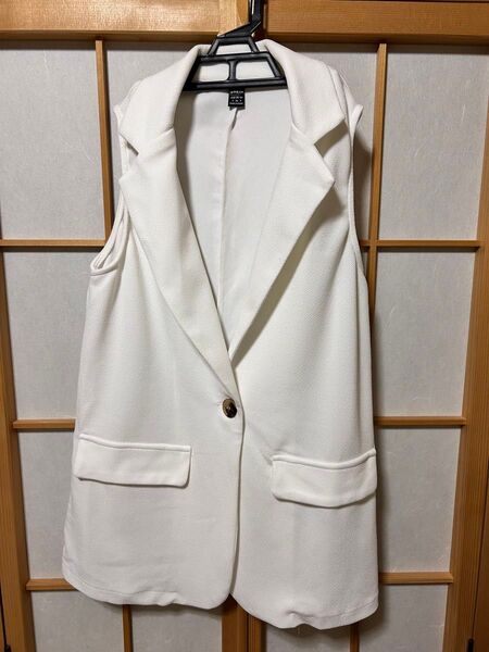 ジレ ベスト ノースリーブ ブレザー ロング ホワイト 白 SHEIN シーイン エンボス加工 フェイクポケット 前開き