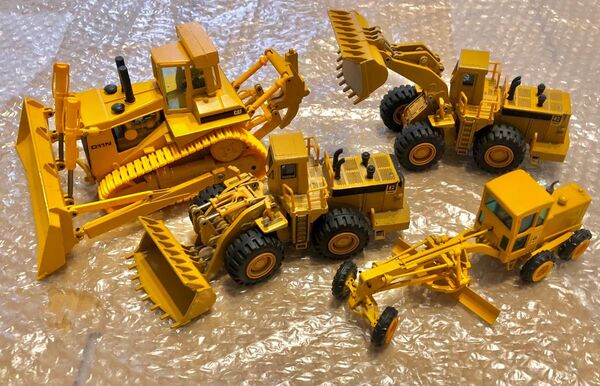キャタピラー ミニチュア重機 4個セット モーターグレーダーホイールローダー ブルドーザー