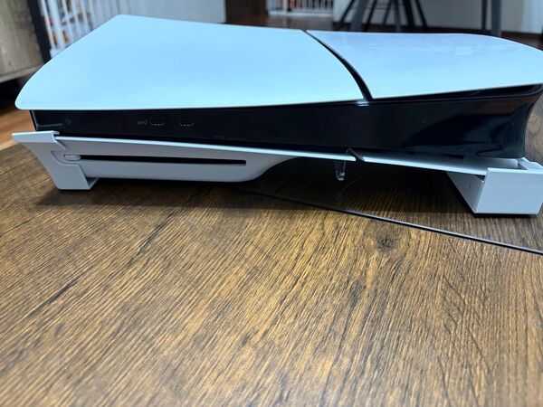 コントローラー2つと本体のセット あまり使わなくなりましたので出品します。初期化済み 金額等相談があれば常識の範囲でお伺いします。