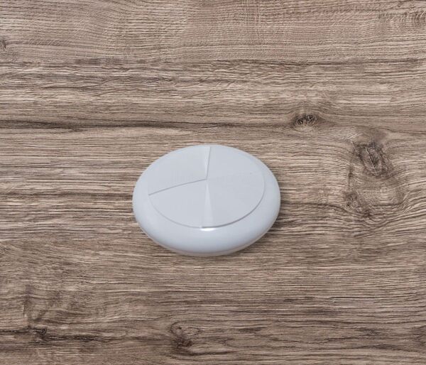 未使用 Bluetoothトラッカー ホワイト 紛失防止タグ 専用ホルダー付き Android / iPhone対応