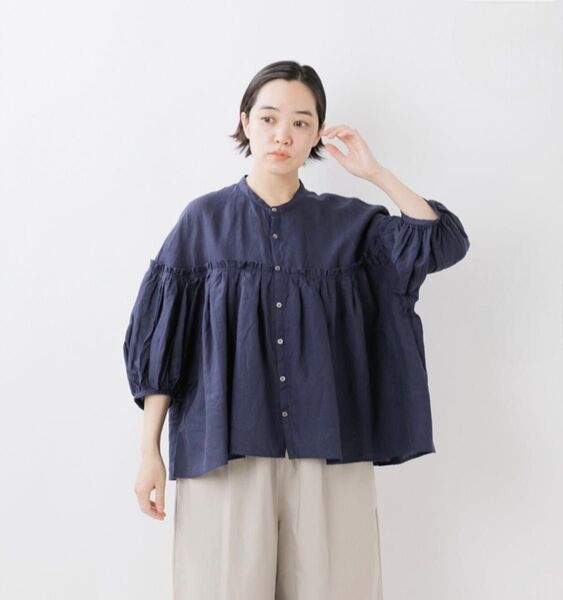 美品☆ユニバーサルティッシュ バンドカラーギャザーボリュームブラウス ネイビー